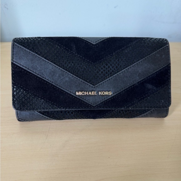 Michael Kors Fulton Flap Black Chevron Wallet - Picture 1 of 7